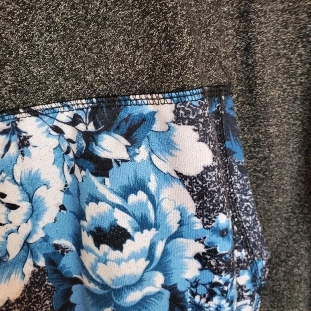 On the byas sweatshirt‎